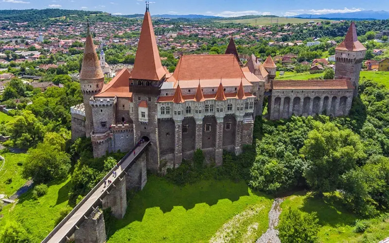 Buitenkant van Kasteel Corvin in Hunedoara