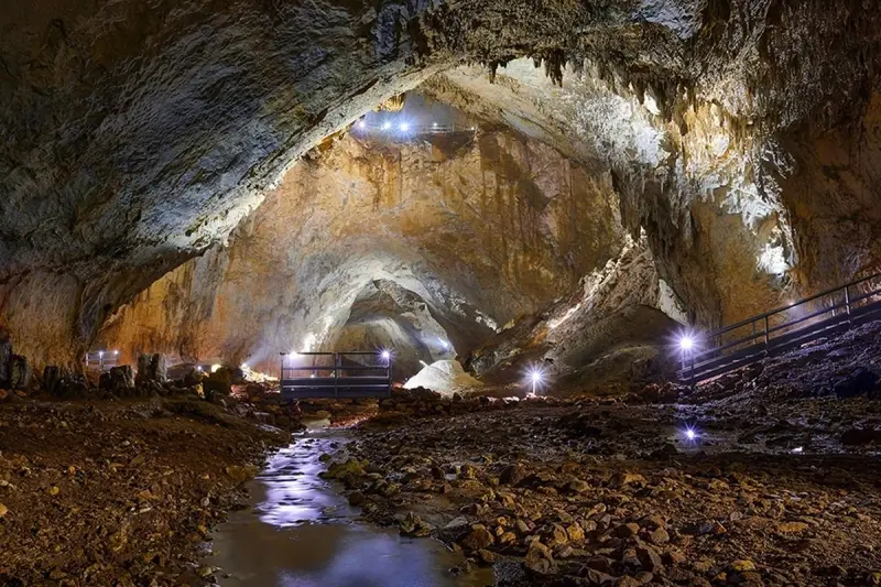 Die Höhle Meziad 